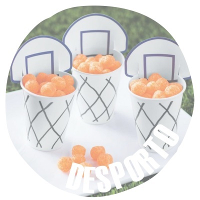 Copos de papel com bolas e mini tabelas de basquetebol, palavra DESPORTO