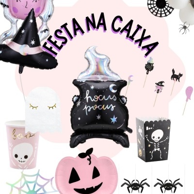 Decoração de festa Halloween com balões, copo, prato, tiara e enfeites de aranhas em fundo branco.