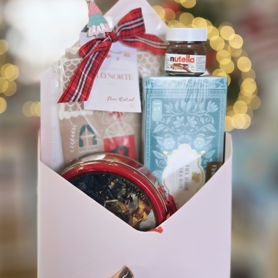 Conjunto de presentes natalícios em caixa branca em forma de envelope com laço e mini frasco de Nutella.
