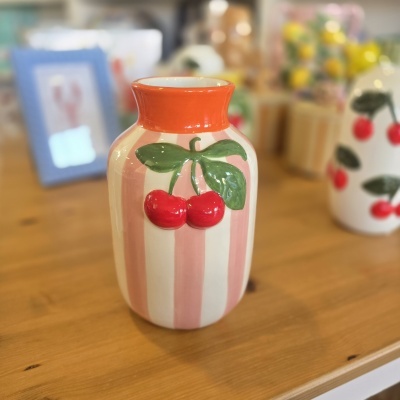 Vaso cerâmico com riscas rosa e branca e cerejas em relevo