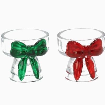 Suportes de velas de vidro com laços verde e vermelho.