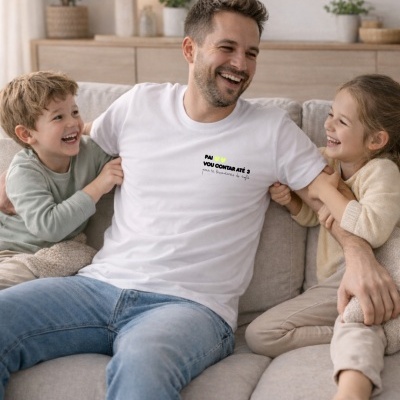 T-shirt branca com texto em preto e amarelo usada por homem no sofá com duas crianças