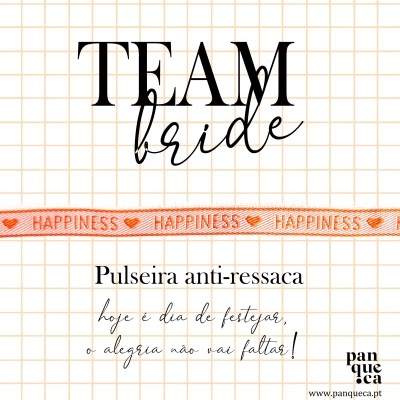 Pulseira rosa com texto HAPPINESS e coração, em fundo com padrão de linhas e textos promocionais em português.