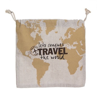 Saquinho de tecido bege com mapa mundi e texto de viagem