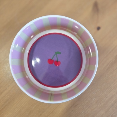 Prato pequeno cerâmico com desenho de cerejas no centro