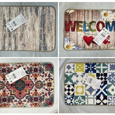 Quatro tapetes retangulares com diferentes padrões e etiquetas visíveis.