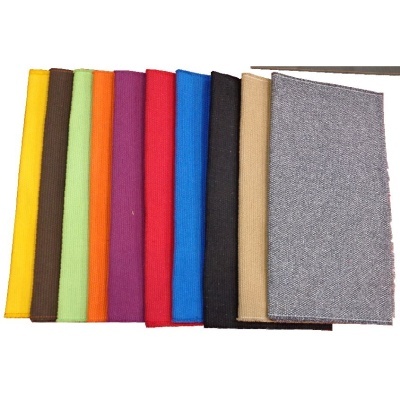 Tecidos coloridos dobrados lado a lado sobre fundo branco