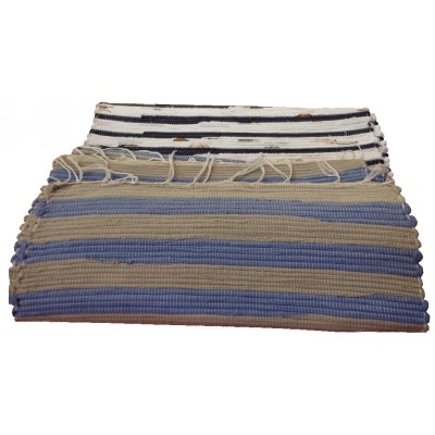Tapete de tecido com riscas azuis, bege, branco e preto e franjas nas extremidades