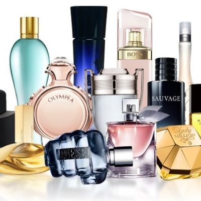 Conjunto de frascos de perfume coloridos em superfície branca
