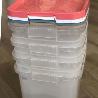 Caixas de plástico transparentes empilhadas com tampas coloridas