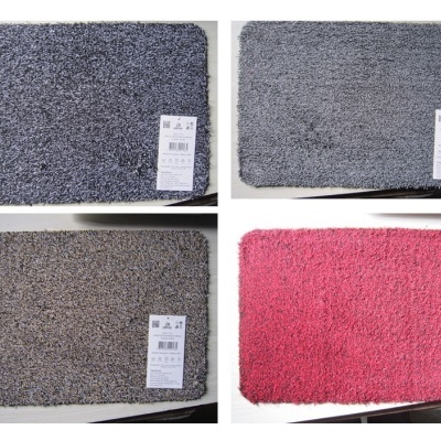 Quatro tapetes coloridos retangulares com etiquetas num dos cantos