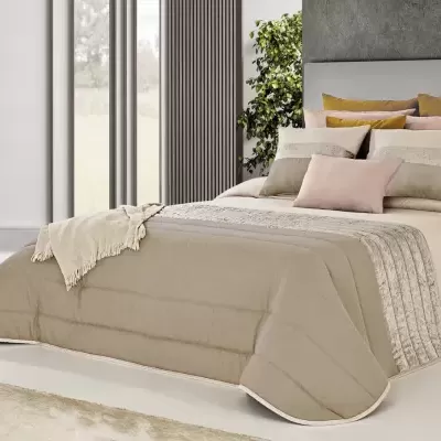 Colcha bege clara com almofadas coloridas em quarto moderno