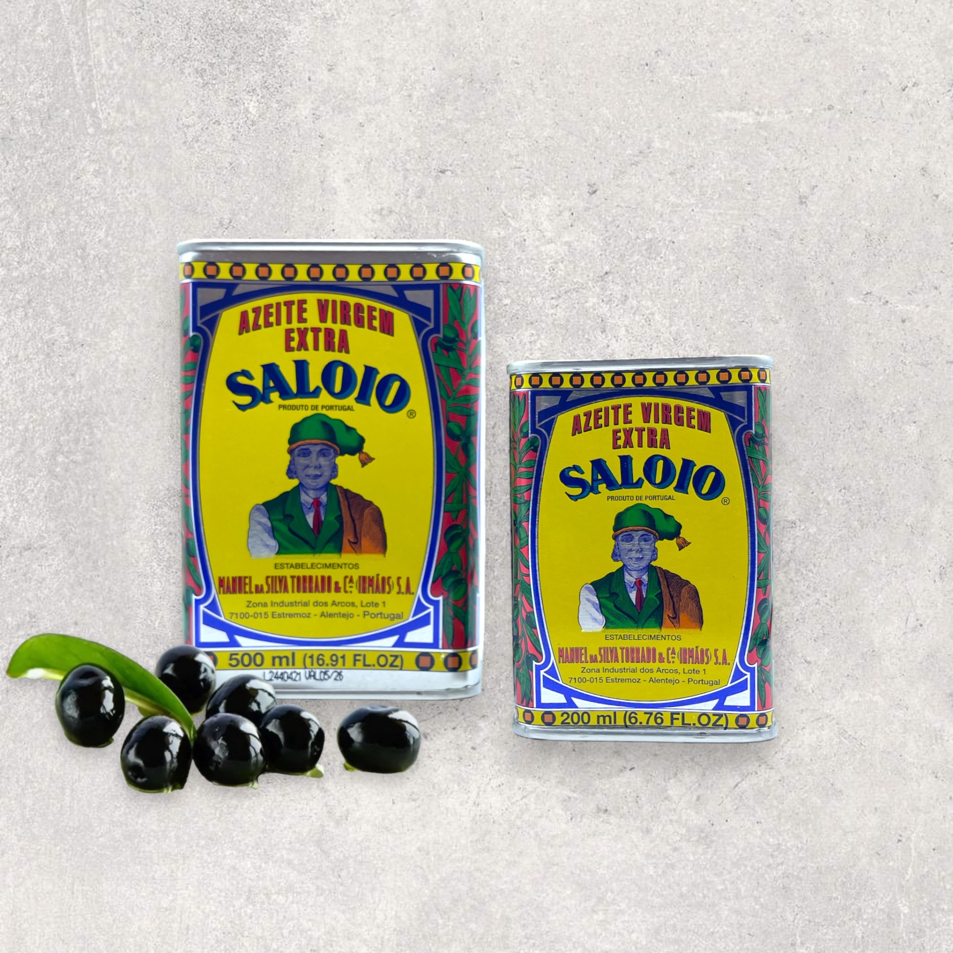 AZEITE | SALOIO Latas de azeite virgem extra Saloi,o de 500 ml e 200 ml com ramo de azeitonas pretas