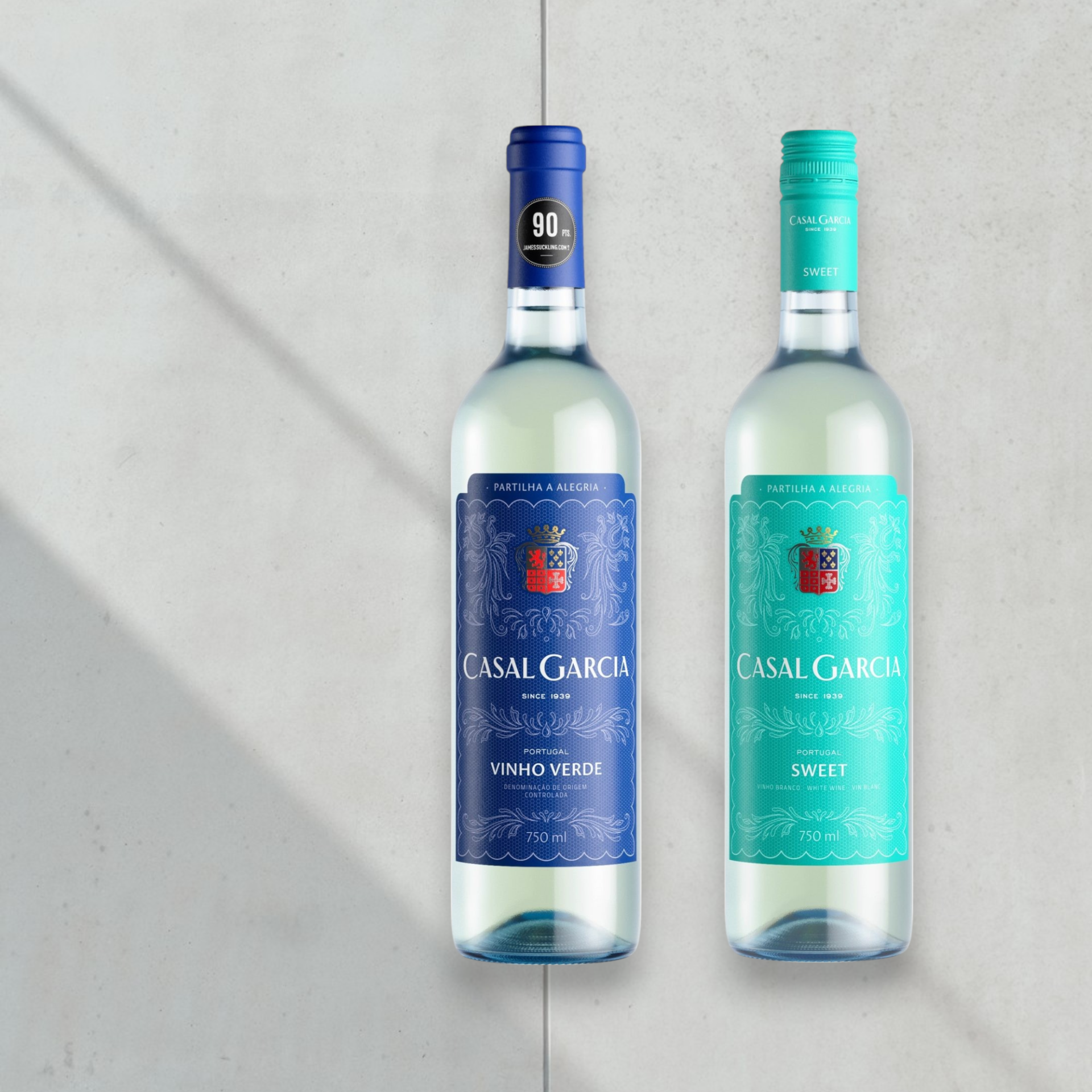 CASAL GARCIA | ORIGINAL & SWEET Duas garrafas Casal Garcia, rótulos azul e verde, sobre superfície cinza