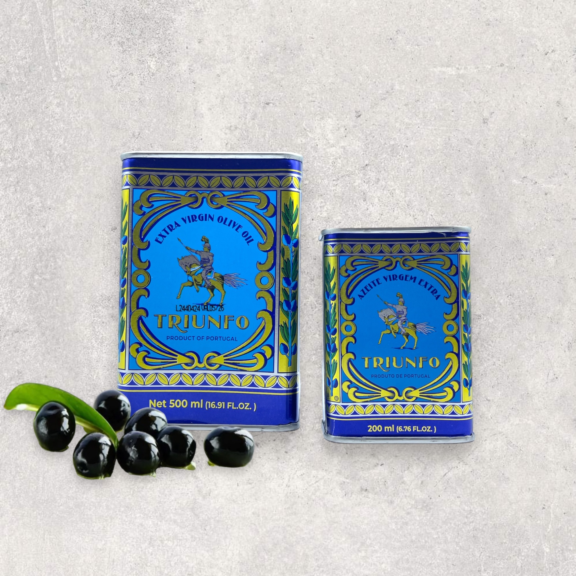 AZEITE | TRIUNFO Duas latas azuis decoradas com azeite virgem extra e azeitonas pretas ao lado.