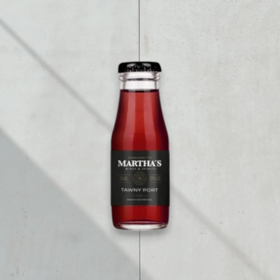 Garrafa de vinho tinto Martha's Tawny Port sobre superfície cinza