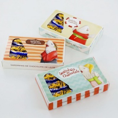 Caixas de sardinhas de chocolate de leite com ilustrações coloridas e texto em português