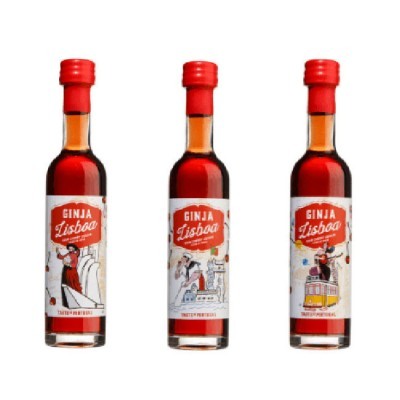 Três garrafas de Ginja Lisboa com rótulos ilustrados e tampas vermelhas