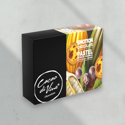 Caixa de chocolates preta com imagens de pastéis de nata e cacau