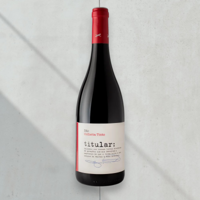 Garrafa de vinho tinto Dão Colheita Tinto titular com tampa vermelha e rótulo branco