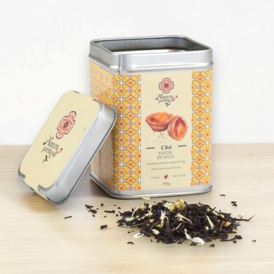 Lata metálica de chá com padrão amarelo e imagem de pastéis de nata