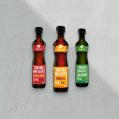 Três garrafas de molho Gallo com rótulos coloridos