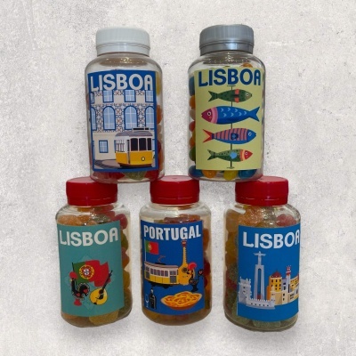 Frascos de gomas coloridas com rótulos ilustrativos de Lisboa e Portugal