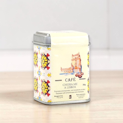 Lata cúbica decorativa de café com rótulo creme e padrão colorido nas laterais