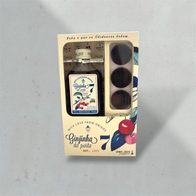 Conjunto de garrafa pequena de licor Ginjinha da Porta 7 com três copos pequenos numa caixa ilustrada.