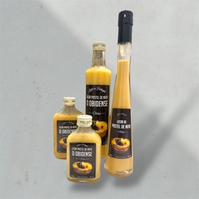 Garrafas de licor Pastel de Nata O OBIDENSE em vários tamanhos com rótulos pretos e imagem do pastel de nata