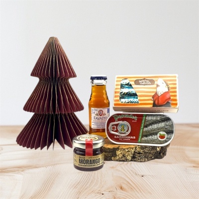 Conjunto de produtos gourmet com sardinhas, doce de morango, moscatel e decoração de árvore de Natal em papel