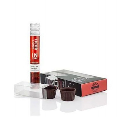Frasco tubo com licor líquido vermelho Girja de Chocolate 70ml e dois copos junto a caixa preta e vermelha.
