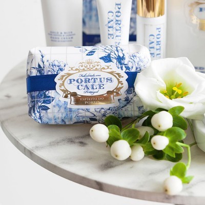 Produtos Portus Cale com sabonete e flores sobre mármore