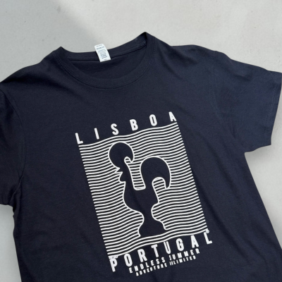 T-shirt preta com estampa branca de galo e texto Lisboa Portugal