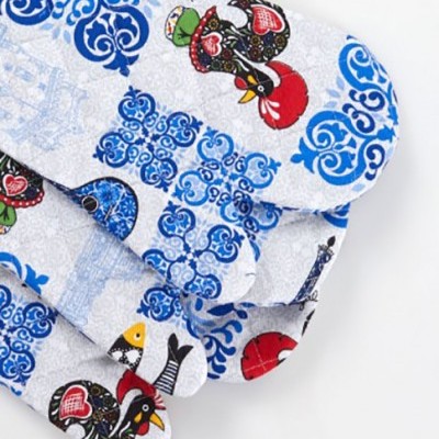 Quatro panos de cozinha com padrões tradicionais em azul, branco, vermelho, preto e verde, com imagens de galos e peixes.