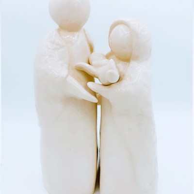 Escultura branca abstrata de família com bebé feita em cerâmica