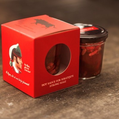Molho picante para ribatejos em frasco de vidro com caixa vermelha