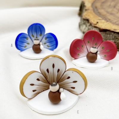 Suportes para guardanapos em forma de flores coloridas em tecido branco