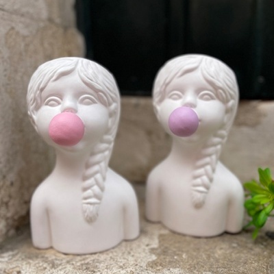 Esculturas de busto feminino em cerâmica branca com bola de chiclete colorida