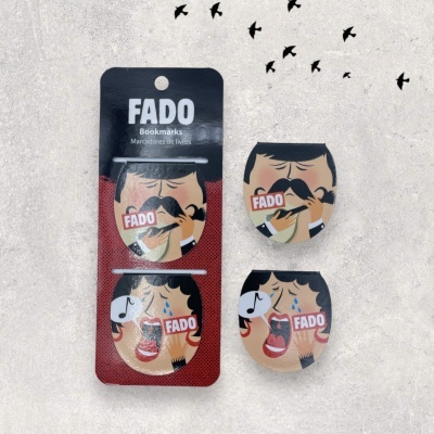 Marca páginas ilustrados com faces humanas a cantar e guitarra com texto FADO