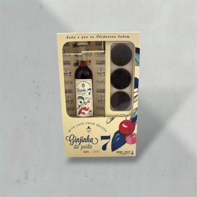 Caixa de licor Ginjinhas da porta 7 com copos embutidos e ilustrações de ginjas