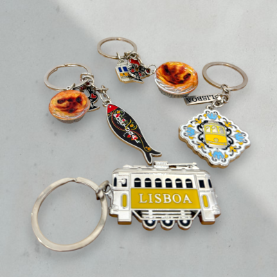 Porta-chaves temáticos de Lisboa com elétrico, sardinha, pastéis de nata e azulejos
