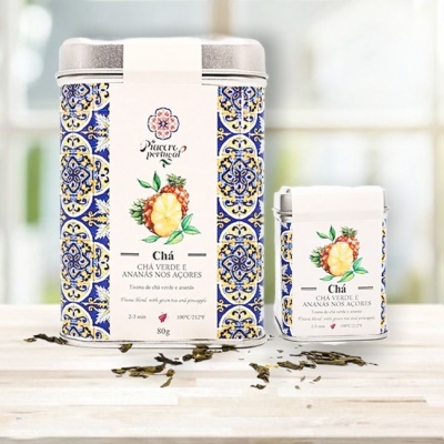 Recipientes metálicos decorativos para chá verde com ananás nos Açores, com padrão azul e amarelo e rótulo branco