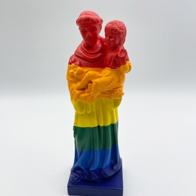 Estatueta colorida em resina com figuras humanas e cores do arco-íris