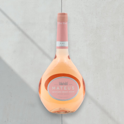 Garrafa de vinho rosé Mateus Medium Sweet Rosé com rótulo rosa