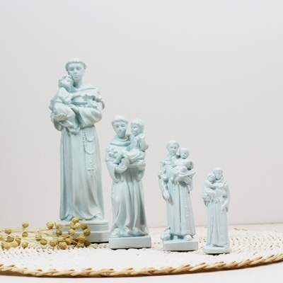 Estatuetas religiosas brancas em cerâmica com santos segurando crianças