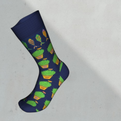 Meia azul escura com padrão colorido de tigelas e espátulas