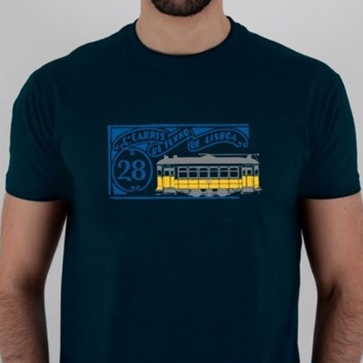 T-shirt azul escura com estampado de eléctrico amarelo e azul e texto em azul