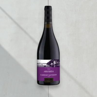Garrafa de vinho tinto Arrábida Cabernet Sauvignon com rótulo roxo e tampa preta