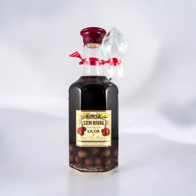 Garrafa de licor Ginja Sem Rival com frutas dentro e pequeno copo pendurado